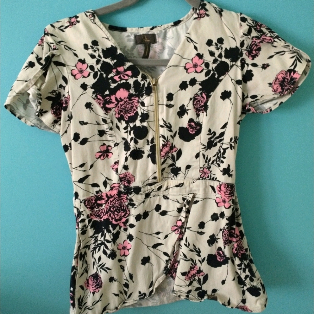 Jaanuu floral scrub top